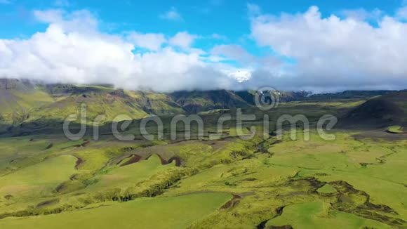 无人驾驶飞机观看冰岛埃亚法恰拉霍卡尔火山熔岩流和绿色苔藓视频的预览图