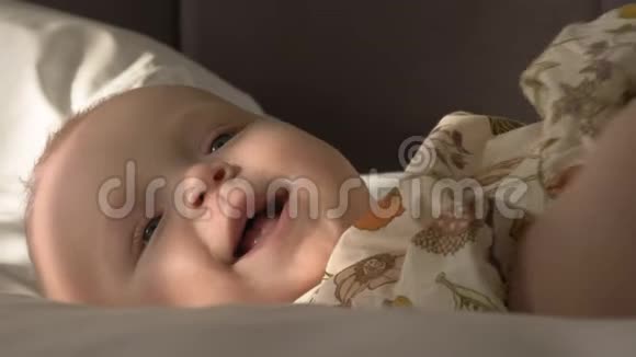六个月大的快乐女婴室内画像视频的预览图