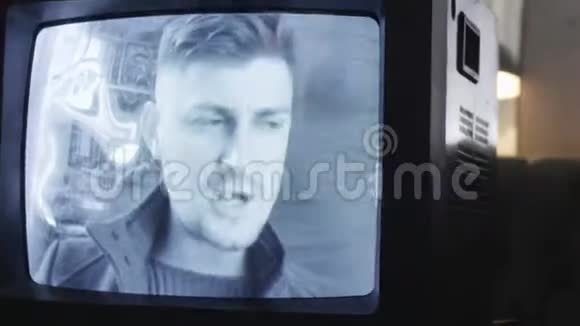 在复古电视机的屏幕上显示有胡子的人唱歌视频的预览图