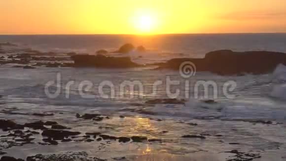 日落时分在大西洋岩石海岸附近的海浪之上天空一片美丽低潮退潮视频的预览图