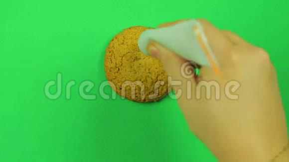 儿童汲取绿色背景与焦糖糖霜在欧元标志饼干时间跨度视频的预览图