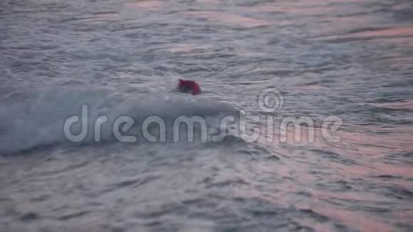 风暴浪潮与红色浮标视频的预览图