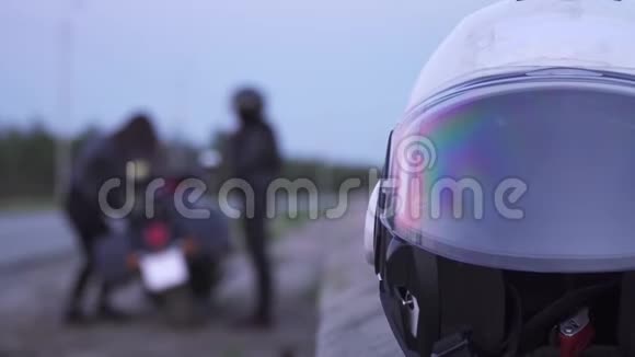 两个骑摩托车的妇女在模糊的背景下骑摩托车视频的预览图