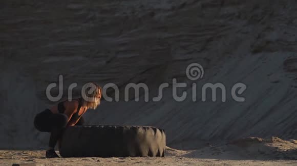 穿着运动服的女孩穿着轮胎街头锻炼视频的预览图