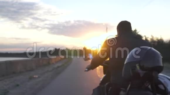 日落背景下骑摩托车骑自行车视频的预览图