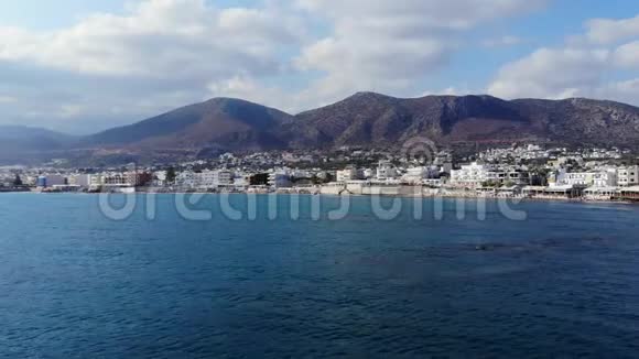 希腊克里特岛的岛屿山脉白色城市和蓝色海洋的空中景色视频的预览图