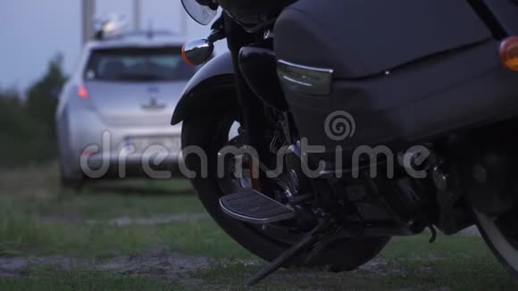 在摩托车模糊的背景下小女孩和骑自行车的人附近视频的预览图