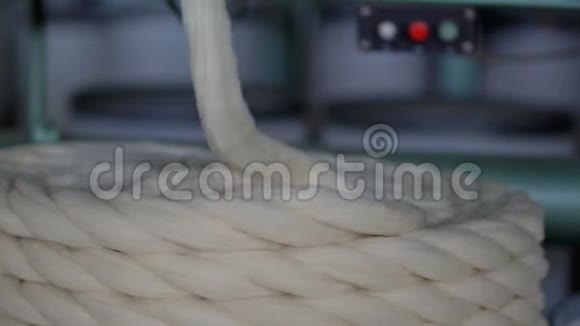 用天然羊毛制成的拖带视频的预览图