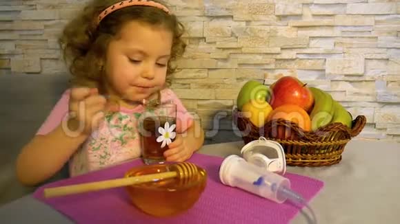 一个寒冷的小女孩喝凉茶家庭治疗视频的预览图