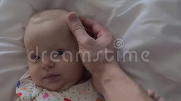 可爱的父亲抚摸着可爱的宝贝女儿的头视频的预览图