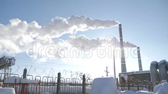 地球问题吸烟工厂烟囱环境问题概念空气污染大城市大观视频的预览图