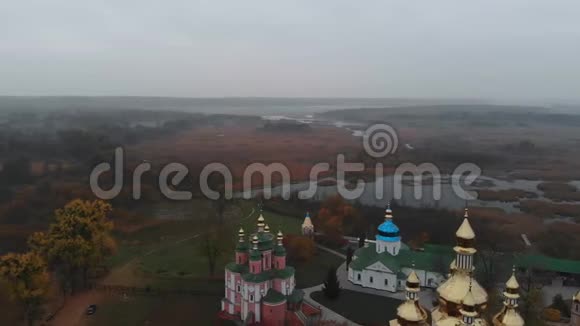 飞越乌克兰村和晨雾视频的预览图