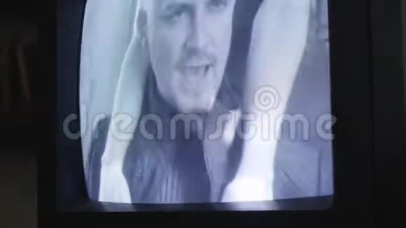 老式电视屏幕显示留胡子留胡子的人唱歌视频的预览图