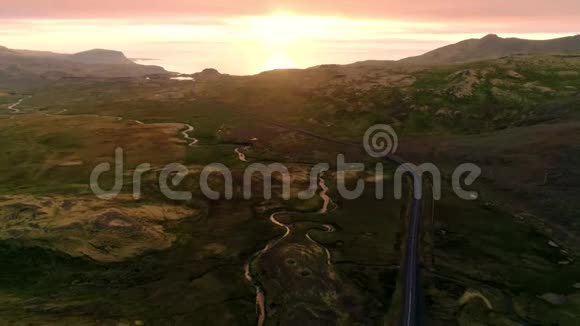 壮丽冰岛景观中的日落山路视频的预览图