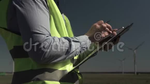 绿色环保的工程师手里拿着智能手机视频的预览图
