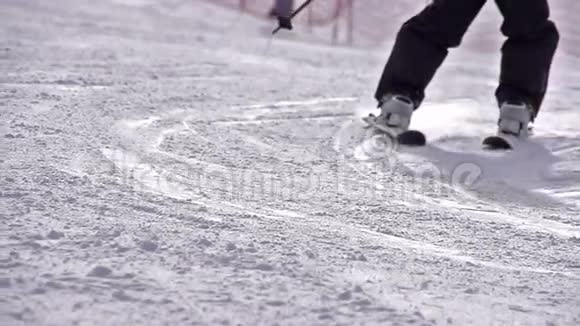 滑雪转弯视频的预览图