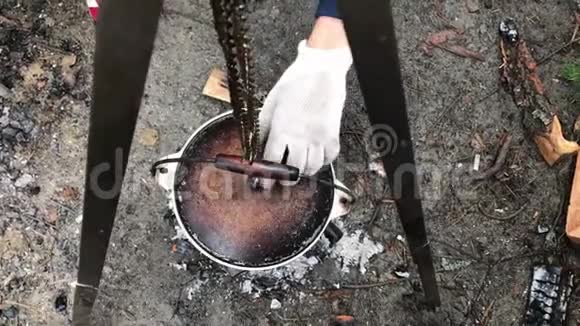 在火盆里煮食物视频的预览图