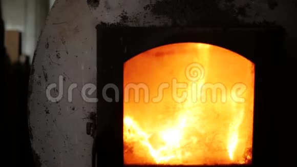 火在铸铁炉里点燃得很漂亮炉子里着火了视频的预览图