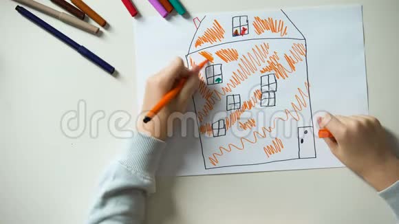 儿童画屋把心脏标志和家庭单词放在立方体上孤儿视频的预览图