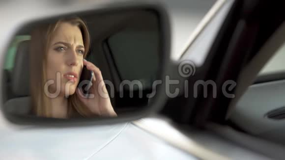 年轻悲伤的女性坐在驾驶座上和男朋友聊天分手视频的预览图