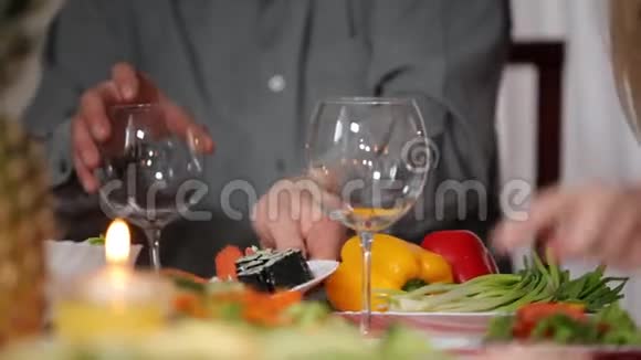 幸福的一家人坐在假日餐桌旁视频的预览图
