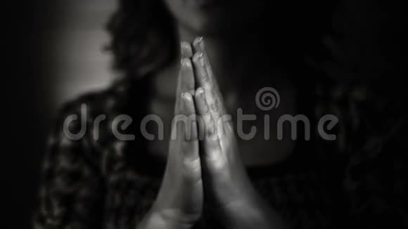 手势女人向上帝祈祷黑白视频的预览图