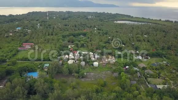 印度尼西亚吉利梅诺岛的空中镜头视频的预览图
