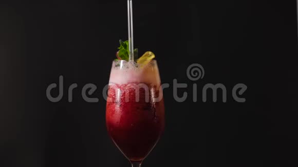 黑色背景的红色鸡尾酒黑色背景的鸡尾酒黑色背景的酒精鸡尾酒视频的预览图