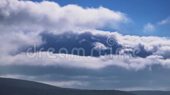 天空中的乌云飞得很快视频的预览图