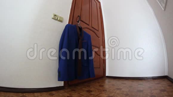 一个男人夹克挂在衣架上视频的预览图