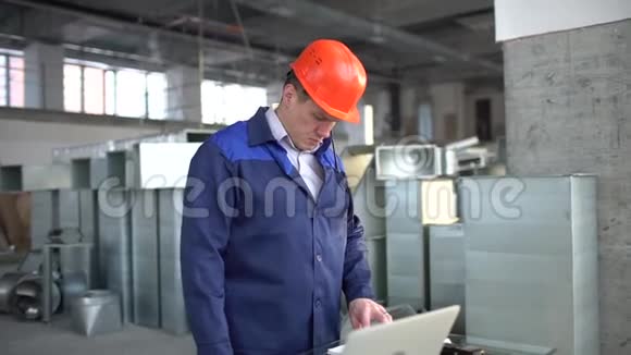 施工人员在工作现场使用数字平板电脑工业波纹风管视频的预览图