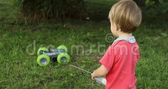 小孩玩机器控制面板视频的预览图