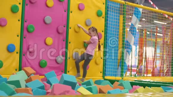 女孩爬上爬墙视频的预览图