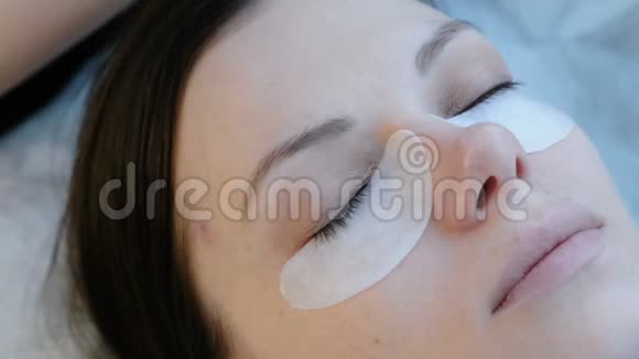 美容治疗特写一个女人的脸她的眼睛下面有补丁视频的预览图