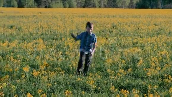 男孩在黄花丛中奔跑视频的预览图