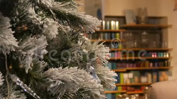 装饰舒适的圣诞橱窗美丽的圣诞树特写视频的预览图