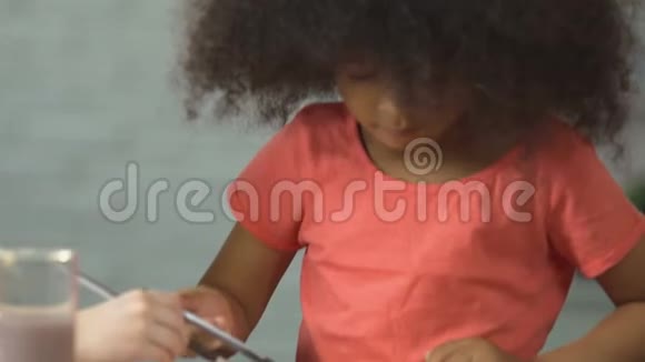 非裔美国女孩子在艺术俱乐部画一幅画学前教育视频的预览图