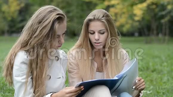 两个漂亮的女学生在做作业视频的预览图