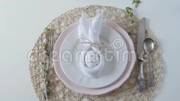 节日的复活节餐桌设置复活节餐桌装饰装饰师把桌子装饰到房间里妇女视频的预览图