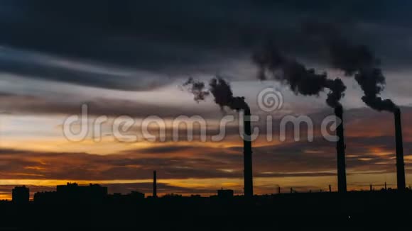 日出时在城市环境环境污染的背景下高工业管道中的烟雾视频的预览图
