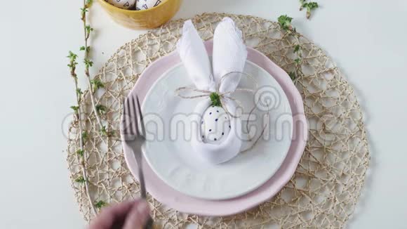 节日的复活节餐桌设置复活节餐桌装饰装饰师把桌子装饰到房间里妇女视频的预览图