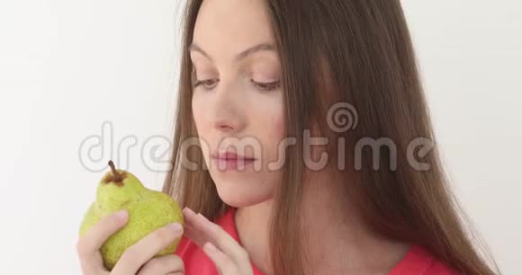 女人吃了大多汁的梨视频的预览图