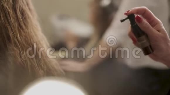 美容师滋润金发视频的预览图