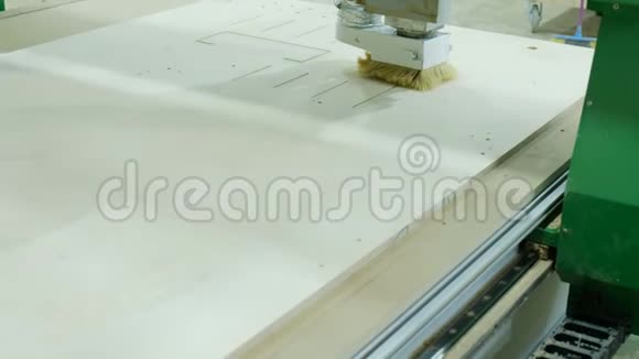 现代木工数控机床胶合板木制家具的生产视频的预览图