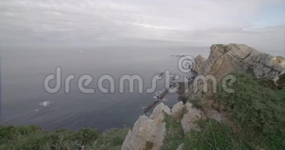 坎塔布里亚海岸一个令人印象深刻的悬崖的大角度视频的预览图