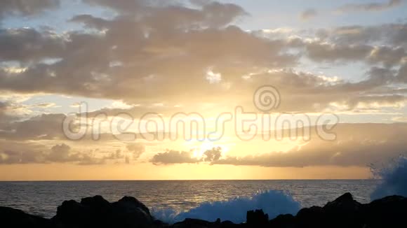 波浪在美丽的夕阳下在空中升起大浪正在撞击岩石并喷洒近距离观看喷雾视频的预览图