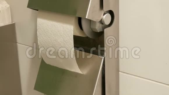 一个公共厕所的隔间里有两卷白色卫生纸视频的预览图