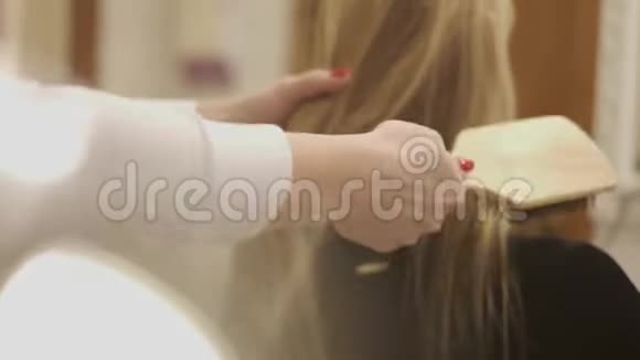 在美容院梳一头漂亮的金色头发有点魅力视频的预览图