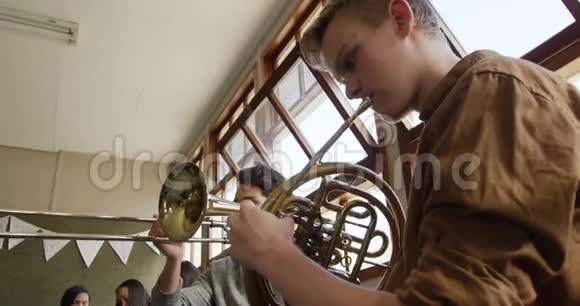 十几岁的音乐家在排练视频的预览图