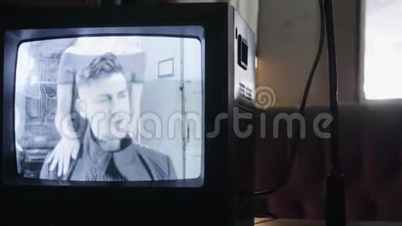 黑白广播严肃说话的男人和女人站在后面视频的预览图